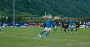 I sorrisi di Allegri, il look di Anguissa, la borsa personalizzata di Alisson Santos: l'arrivo del Napoli a Dimaro è uno show